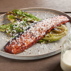 薪焼きベーコンとグリルロメインのシーザーサラダ