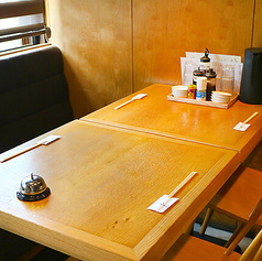 ゆったりと落ち着いて食事を楽しみたい方には、2階のテーブル席がおすすめです。広々とした空間で、ご家族やご友人との会話を楽しみながら、自慢の豚かつを心ゆくまでご堪能いただけます◎