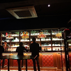 息をのむほど美しい特注シャンデリアが輝く、異国情緒あふれるこだわりのインテリア空間です。洗練された雰囲気の中で、厳選されたお酒と本格的なキューバ料理をお楽しみいただけます♪大切な方とのお洒落なデートなど、特別な夜を彩るのに最適です。