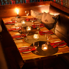 温かみのある照明に包まれた開放的な店内は、会社宴会や打ち上げにぴったり。テーブルをつなげれば大人数でもゆったりとお座りいただけます。周囲を気にせず盛り上がれる空間で、豪快なシュラスコとともに特別な時間をお楽しみください。