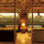 入り口を開けると広がるナチュラルな大人リゾート空間。