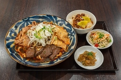麻辣牛肉麺＋ルーローハンセットの写真