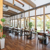 開放的なくつろぎの空間。充実のテラス席もあります！