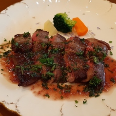 国産黒毛牛のロースト　大葉の赤ワインソース