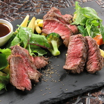 北海道産牛イチボ肉をはじめ、ボリューム満点なTボーンステーキなどワインとの相性も抜群！