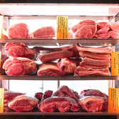 特大ショーケースには、熟練の目利き職人が厳選して仕入れた、丸ごと一頭分の肉が並びます。