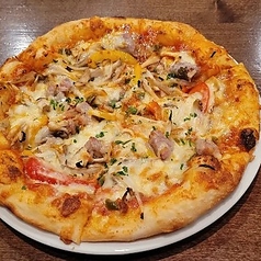 ソーセージとハラペーニョのガーリックピザ