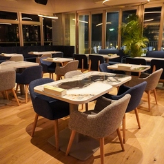 お店の中心にあるメインテーブル（2~4名席）となります