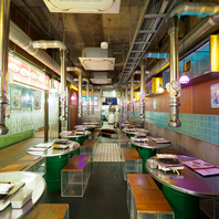 清潔なテーブル席に、排煙ダクトも完備◎