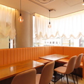 2名席は店内でも気軽に利用しやすい人気の席。会話がしやすい距離感で、料理を楽しみながらゆったり過ごせます。少人数の飲み会や気軽な食事にもぴったりのテーブルです。