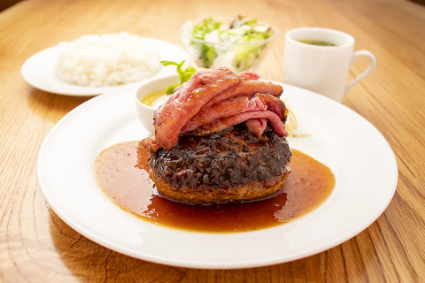 和モダンな店内でこだわりの肉料理を