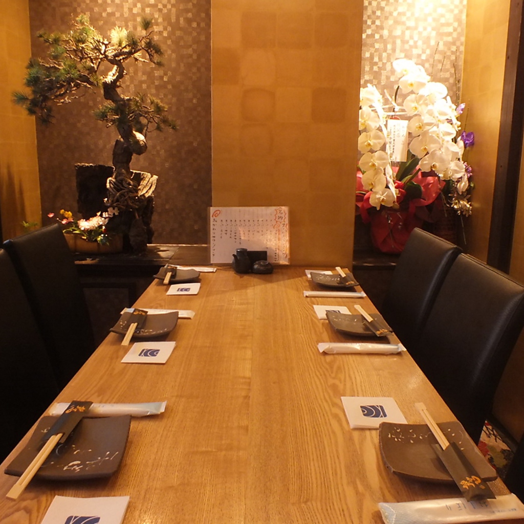 千葉唯一の金箔を施した完全個室VIPルーム。接待や各種宴会にどうぞ。