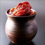 壺で熟成した特製ミソを赤身肉とホルモンに混ぜ合わせ、豪快に焼き上げる逸品。やみつきになる味です