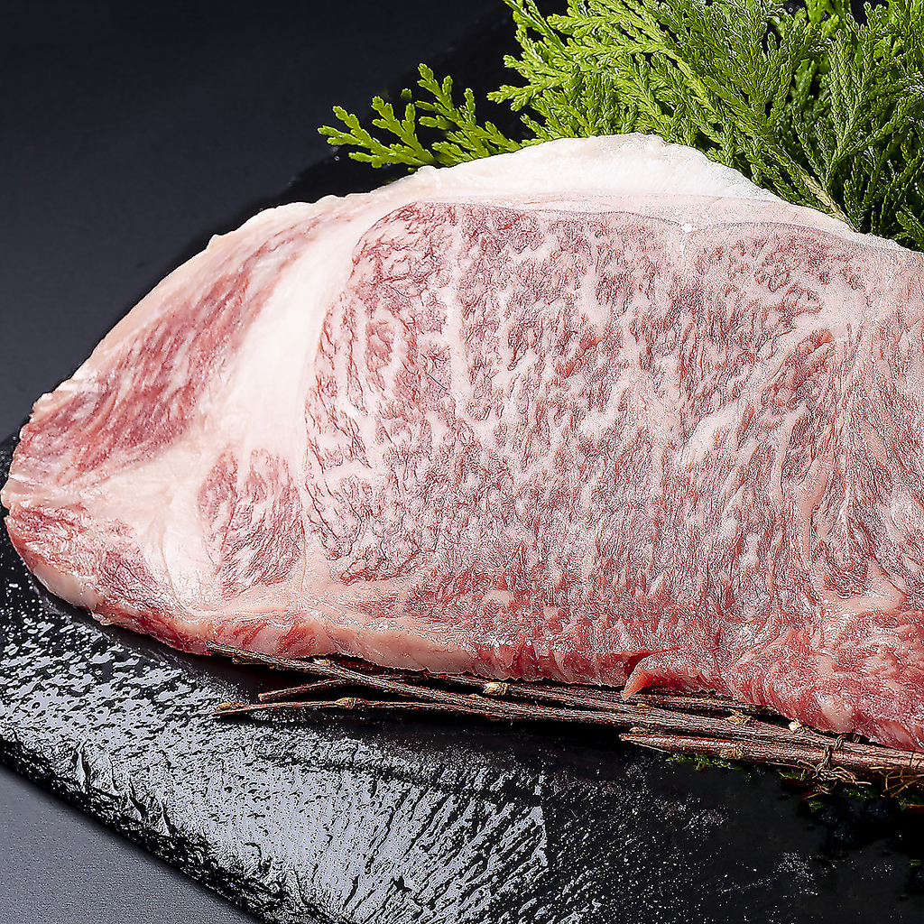 厳選されたメス牛のみを使用。姫路和牛リブロースステーキは肉質の柔らかさときめ細かな霜降りが特徴