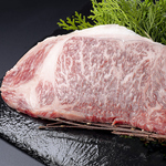 厳選されたメス牛のみを使用。姫路和牛リブロースステーキは肉質の柔らかさときめ細かな霜降りが特徴