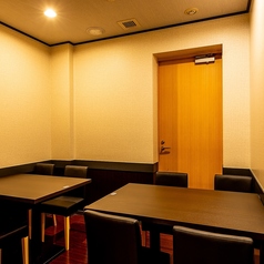 【完全個室：3～7名様】最大7名様までご利用頂ける少人数向け完全個室は、会社宴会や接待などのビジネスはもちろん、記念日誕生日などにも最適。落ち着いた雰囲気が漂うプライベート感溢れる空間でごゆっくりお楽しみください。
