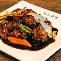 餃子酒場の人気メニュー！黒酢酢豚！