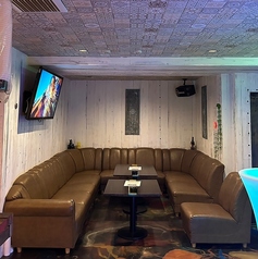 テーブル席は3席あり、最大25名様まで可能。宴会時などは最大40名様まで可能です。