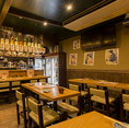 テーブル結合で最大12名様からご利用いただけるテーブル席は、同僚との飲み会やご友人との会食に最適です。どこか懐かしい和のポスターが彩る壁面に囲まれ、美味しい料理を囲めば自然と会話も弾みます。座り心地の良い椅子で、時間を忘れてゆっくりとお寛ぎください。