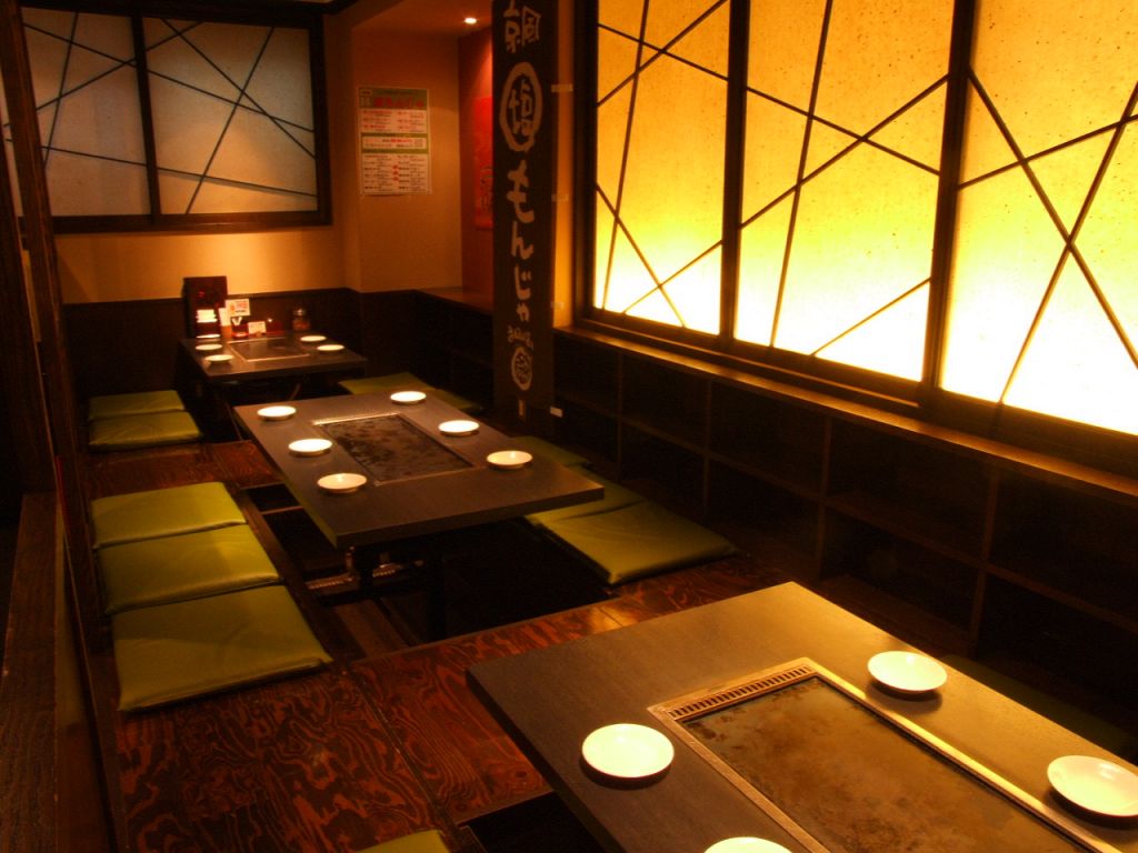 仕切りをつけはずしできるお座敷席は…10名以上の宴会にも◎