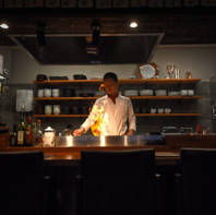 目の前で調理が見えるカウンター席