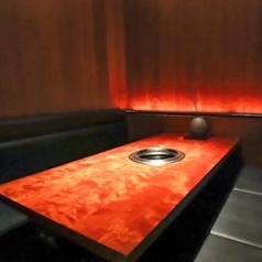 広々とした6名様向け完全個室は、接待や会食、少し大人数のグループでのご利用にぴったりです。落ち着いた内装とゆとりのある空間で、極上の料理と会話をお楽しみいただけます。