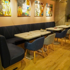 お子様連れの方も安心の広々としたソファー付きのお席となります