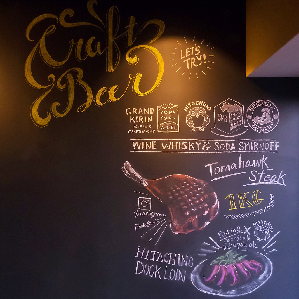 黒板には当店のおすすめメニューをご案内！かわいい黒板アートはSNS映えも◎