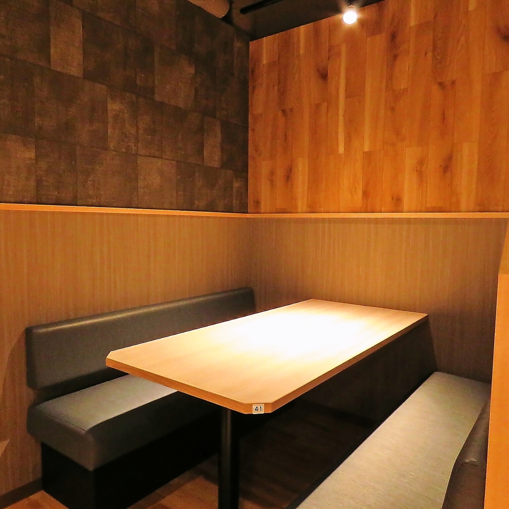【ゆったり寛げる空間】半個室のテーブル席で快適空間。大人数の飲み会にもしっかり対応いたします◎