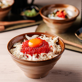 やわらかく仕上げた鶏ささみに、ぷちぷち食感のいくらを贅沢に合わせ、濃厚な奥久慈卵をとろりとかけた贅沢どんぶりです。ヘルシーながらもしっかりと食べ応えがあり、卵黄といくらのコクがご飯に絡み、最後の一口まで箸が止まらないおいしさに仕上げました。