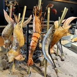 毎日1本1本丁寧に串打ちし、じっくりと炭火で焼き上げております。カリッ、ジュワッが堪らない！