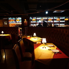 広々とした店内は、貸切でのご利用や、結婚式の二次会、企業パーティーなどにうってつけです。毎日20時頃より生演奏がスタートし、お食事をしながらライブ演奏を間近で楽しむことができます。大人数でのパーティーにぜひご活用くださいませ！