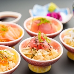 『彩り5色のミニ丼セット』5つの味わいを楽しめる彩り華やかなセット。いろいろな海鮮丼を食べたい方に。
