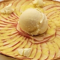 料理メニュー写真 りんごと蜂蜜のアイスクリームのせピッツァ