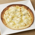 料理メニュー写真 おつまみピッツァ「4種のチーズ」　