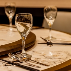 デックス東京ビーチシーサイドモール5階にある北京ダック専門店【嘉園】。落ち着いた大人の雰囲気漂うモダンな空間。完全個室も完備しております。会社宴会や接待などのビジネスはもちろん、記念日デートなどのプライベートにも◎シーンを問わずご利用いただけます。