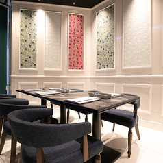 ゆったり寛げるソファ席。デートや女子会・記念日などさまざまなシチュエーションに合わせてご利用いただけます。