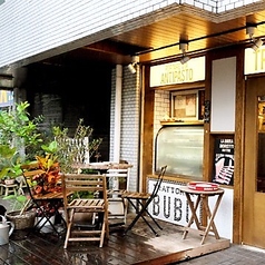開放感あふれる外の空気を感じながら、カジュアルにお食事を楽しめるテラス席。緑豊かな雰囲気に包まれ、まるでイタリアの街角のカフェにいるかのような心地よさを満喫できます。天気の良い日のランチや夕暮れ時の乾杯にぴったり。日常を少し離れてリフレッシュしたい特別なひとときにおすすめです。