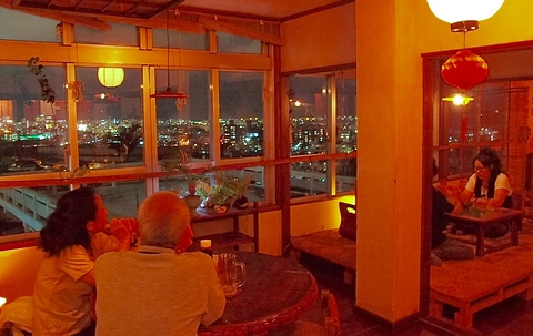 那覇の夜景を眺めながら沖縄料理を中心に 泡盛古酒など 楽しむことができるお店