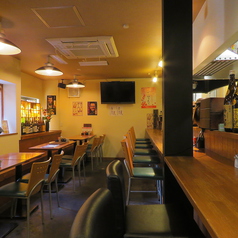 お一人様でも来店しやすいカウンター席がございます。