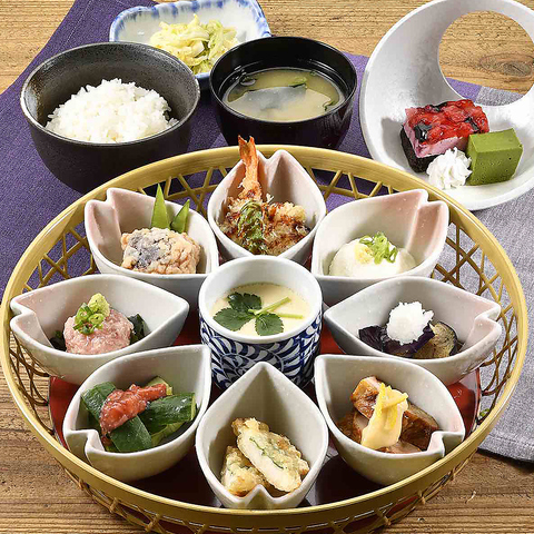 色々なものがちょっとずつ味わえる、ちょっと贅沢なランチに♪