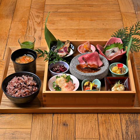 女子会やデートにオススメ☆スタイリッシュな店内で、カラダにやさしい一汁六菜定食♪