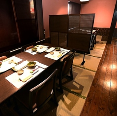 【お座敷は半個室です♪】半個室の座敷は8名様までご利用でき、プライベート感を大切にした空間が魅力です。親しい友人や家族との会話を楽しむのにぴったり。特別な時間を、心地よい空間とこだわりの料理でお過ごしください。