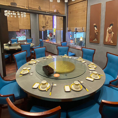 プライベート感を大切にした円卓個室は、人数に合わせてご用意しております。ご家族のお祝い事や特別な集まり、接待や会食などのビジネスシーンにも最適。豪華で落ち着いた内装と、広々とした空間が、特別なお食事を演出します。皆様のお顔が見えて会話も弾むため、大切な方とのお集まりにぜひご利用ください。