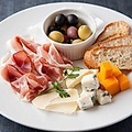料理メニュー写真&nbsp;生ハムとチーズの盛り合わせ