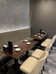 【4名様テーブル席×2】ラグジュアリーな壁とオシャレな間接照明が印象的なお席。接待、会食、女子会など様々なシーンでお使い頂けます。