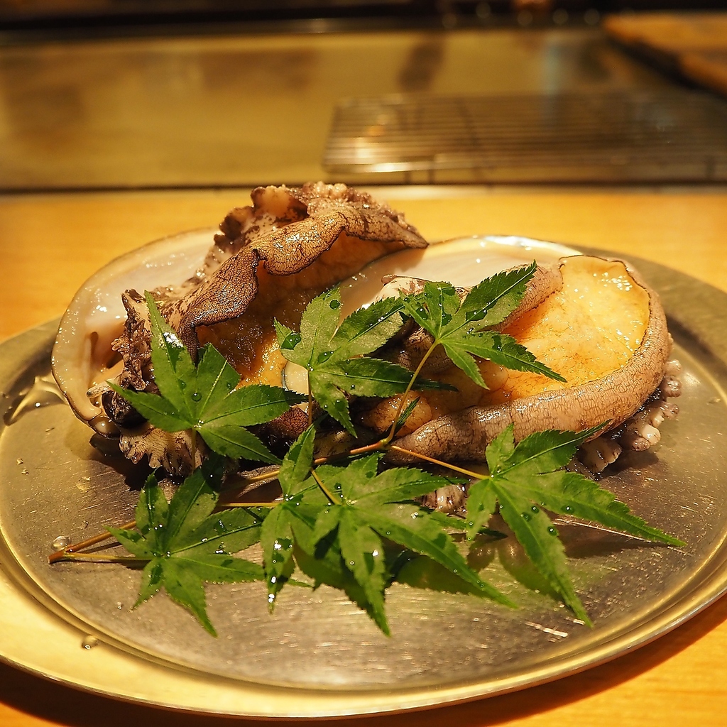 活あわびはその日仕入れた新鮮なアワビのみを使用。