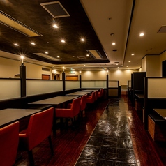 気軽なお仲間とのお集まりや、ご夫婦、ご家族でのお食事に。どなた様にも楽しく味わっていただけるメニューをご用意してお待ちしております。各種宴会に最適の飲み放題付きコースを4000円～ご用意。「北京ダック専門店 嘉園」自慢の料理と美酒を囲んで、楽しい宴会のひと時をどうぞ。