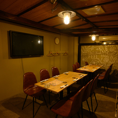 グループでのご利用に最適な6名様用のお席です。適度な開放感がありながら、グループ内での会話が届きやすい配置となっております。女子会や中規模の飲み会など、賑やかに過ごしたいシーンにご利用ください。こだわりのお料理を囲んで、思い出に残るひとときを演出いたします。