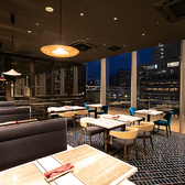 落ち着いた雰囲気の大人なシックな空間。ランチ、カフェ、ディナーに、シーンを選ばずご利用いただけます。